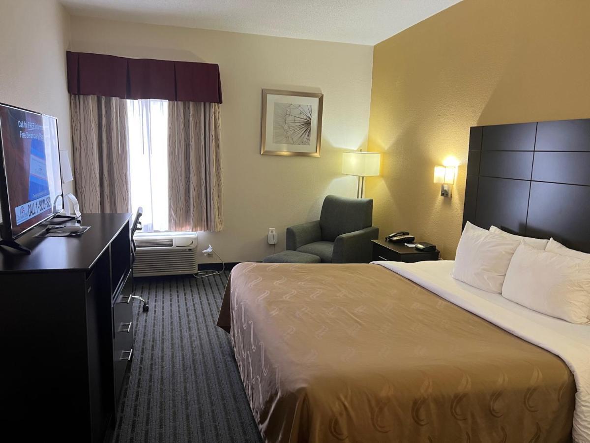 סנדסטון Quality Inn Richmond Airport מראה חיצוני תמונה