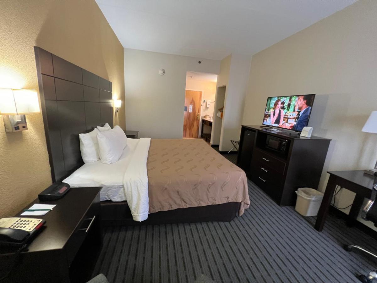 סנדסטון Quality Inn Richmond Airport מראה חיצוני תמונה